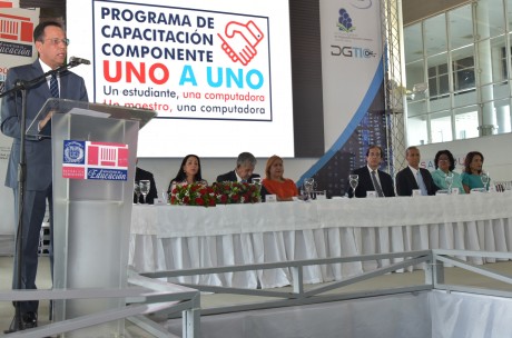 imagen Ministro detr&aacute;s de podium durante su discurso en acto de bienvenida al Programa Uno a Uno en Puerto de Sans Souci. 