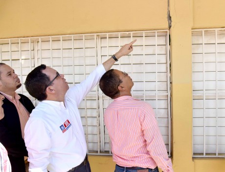  imagen Ministro Andres Navarro junto a comision de supervison tecnica recorriendo centros afectados por sismos&nbsp; 