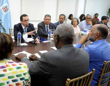  imagen Ministro Andr&eacute;s Navarro junto a los representantes del Ministerio de Educaci&oacute;n y de la Asociaci&oacute;n Dominicana de Profesores. 