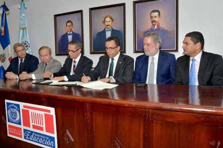  imagen Ministro Andr&eacute;s Navarro y el Director General Ram&oacute;n Tejeda Read, firman acuerdo. En la mesa le acompa&ntilde;an, a la izquierda del Ministro el Doctor Roberto Rodr&iacute;guez Marchena seguido del Director Miguel Medina. A la derecha del Director&nbsp;Tejeda le compa&ntilde;an el Presidente &nbsp;del Consejo de Administraci&oacute;n de CERTV Ellis P&eacute;rez y el Periodista Cesar Duvernay. 