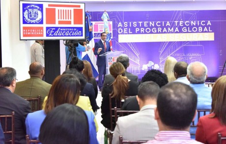  imagen Ministro Andr&eacute;s Navarro parado desde podium expone programa Escuelas Seguras frente a directivos del banco mundial y viceministros y autoridades del Ministerio&nbsp; 