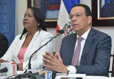  imagen Ministro Antonio Pe&ntilde;a Mirabal sentado junto a Presidenta de la ADP, Xiomara Guante 