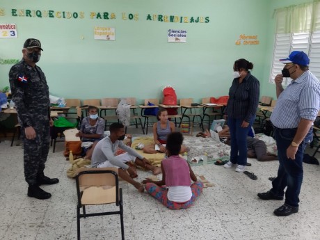  imagen El director de la Polic&iacute;a Escolar coronel Jiovanny Gil Su&aacute;rez, encabez&oacute; un amplio recorrido de supervisi&oacute;n y vigilancia por los centros educativos de la regi&oacute;n Este del pa&iacute;s, para constatar los da&ntilde;os ocasionados hasta el momento por la tormenta Laura que pasa sobre el territorio nacional.
&nbsp; 