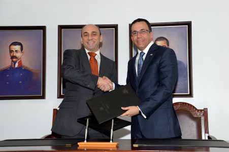  imagen Ministro Andr&eacute;s Navarro y el coordinador Lorenzo Jim&eacute;nez de Luis, sonrientes extrechan sus manos. 