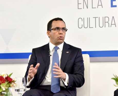  imagen Ministro Andr&eacute;s Navarro expone durante panel en simposio de Capex 