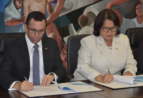  imagen Ministro Andr&eacute;s Navarro junto a rectora Emma&nbsp;Polanco, suscribiendo un convenio estrat&eacute;gico entre ambas intituciones 