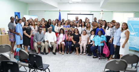  imagen Maestros de las Regionales Educativos 04, 05, 10, Santo Domingo II; 12, 15, Santo Domingo III; y 17,  junto a personal de apoyo, durante cierre de Diplomado. 