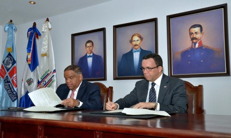  imagen Ministro de Educaci&oacute;n Andr&eacute;s Navarro junto al ministro de Deporte Danilo D&iacute;az&nbsp;firman acuerdo para el fomento y desarrollo del deporte en las escuelas 