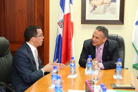  imagen Ministros Andr&eacute;s Navarro y Ventura Camejo reunidos en despacho del MAP. 