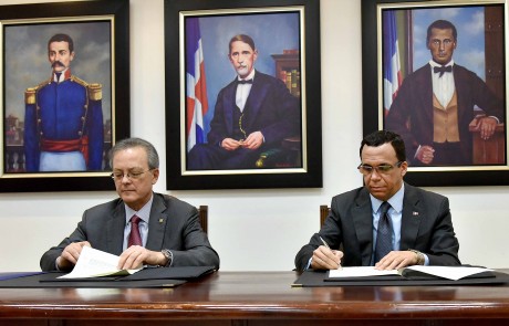 imagen Ministro Andr&eacute;s Navarro y Presidente Grupo Popular, Manuel A. Grullon firmando acuerdo entre Ministerio de Educaci&oacute;n y Fundaci&oacute;n Popular&nbsp; 