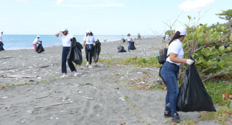  imagen Empleados de INABIMA participan de una jornada de limpieza e higienización en la playa en Baní. 