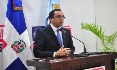  imagen Ministro de Educaci&oacute;n Andr&eacute;s Navarro durante su participaci&oacute;n durante el encuentro. 