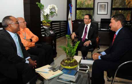  imagen Ministro Andr&eacute;s Navarro en su despacho junto al se&ntilde;or Olivo de Le&oacute;n, y el periodista Jos&eacute; Rafael Sosa. 
