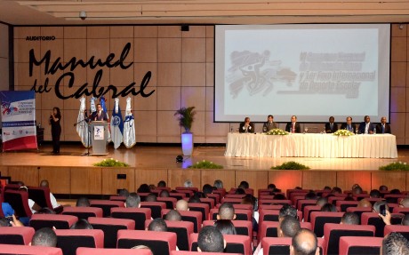  imagen Ministro Andr&eacute;s Navarro de pie desde podium se dirige a cientos de maestos y t&eacute;cnicos de Educaci&oacute;n F&iacute;sica del INEFI 