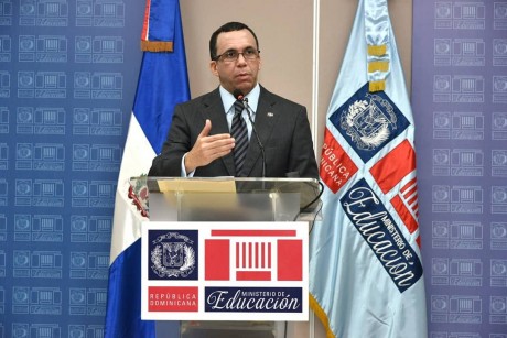  imagen Ministro Andr&eacute;s Navarro desde podium habla hacia los medios de comunicaci&oacute;n en rueda de prensa 