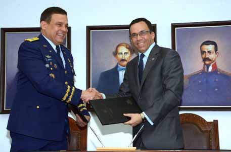  imagen Ministro Andr&eacute;s Navarro y el comandante de la FARD, mayor general Luis Napole&oacute;n Pay&aacute;n D&iacute;az sonrientes, estrechan sus manos.&nbsp; 