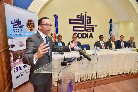  imagen Ministro de Educaci&oacute;n Andr&eacute;s Navarro de pie en podium dirigiendo conferencia magistral en el Colegio Dominicano de Ingenieros, Arquitectos y Agrimensores.&nbsp; 