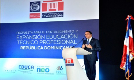  imagen Ministro Andr&eacute;s Navarro durante su participaci&oacute;n en el encuentro. 
