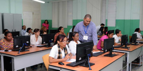  imagen Foto de maestro en el aula&nbsp; 
