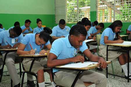  imagen Estudiantes en el aula durante la prueba. 