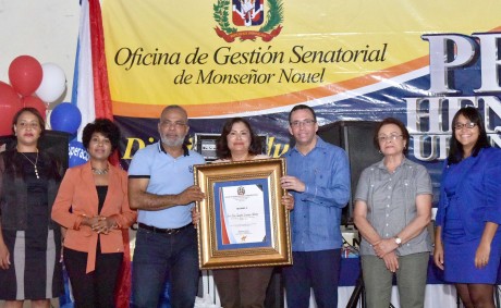  imagen Ministro Andr&eacute;s Navarro desde tarima junto a Senador Felix Nova entregando reconocimientos a estudiantes y docentes de Monse&ntilde;or Nouel 