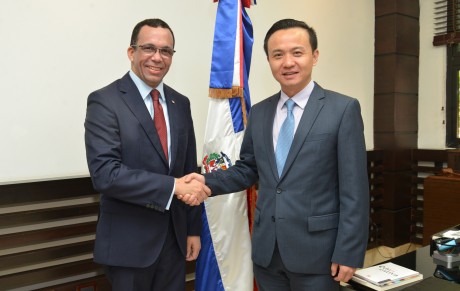  imagen Ministro Andr&eacute;s Navarro en su despacho junto al embajador de la Rep&uacute;blica Popular China 
