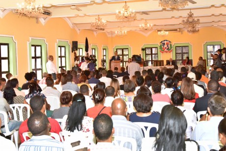  imagen Ministro Andr&eacute;s Navarro desde podium se dirige a cientos de miembros de la comunidad educativa en San Juan de la Maguana&nbsp; 